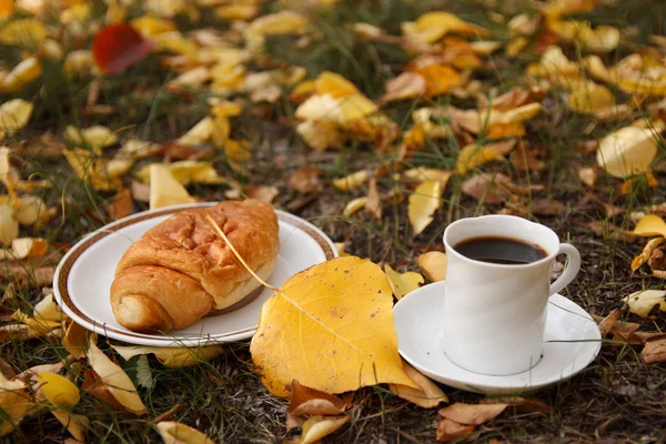 Escena de otoño. Café y croissant. hermoso día — Foto de Stock