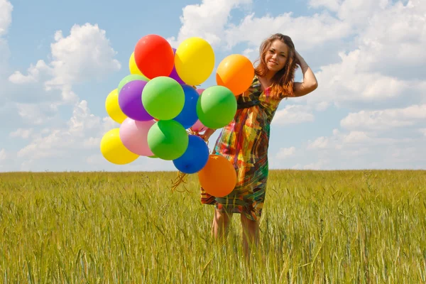 Щаслива молода жінка і барвисті кульки — стокове фото