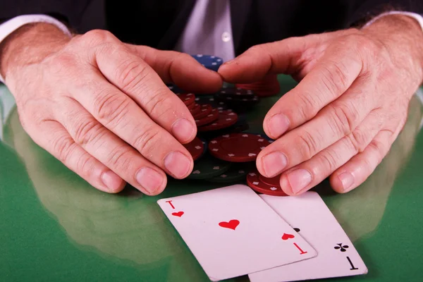 Člověk hraje poker — Stock fotografie