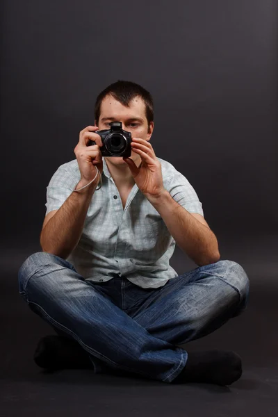 Hombre con una cámara — Foto de Stock