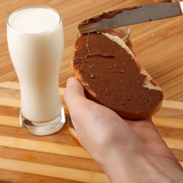 Хлеб с шоколадом на столе — стоковое фото