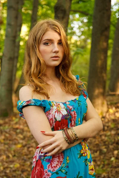 Krásná dívka v podzimním lese — Stock fotografie