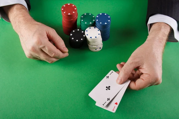 Geschäftsmann pokert — Stockfoto