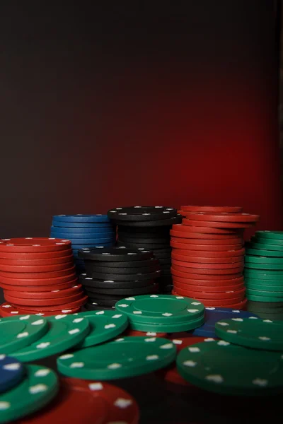 Красочные фишки для покера — стоковое фото