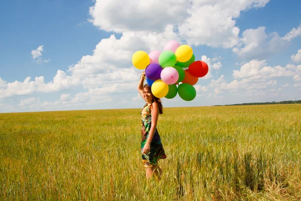 Gelukkig jonge vrouw en kleurrijke ballonnen — Stockfoto