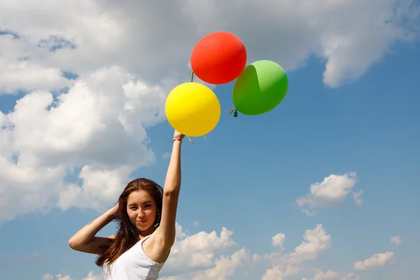 Glückliche junge Frau und bunte Luftballons — Stockfoto
