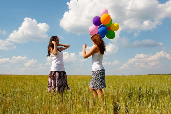 Glad ung kvinna och färgglada ballonger — Stockfoto