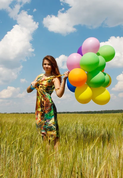 Jovem mulher feliz e balões coloridos — Fotografia de Stock