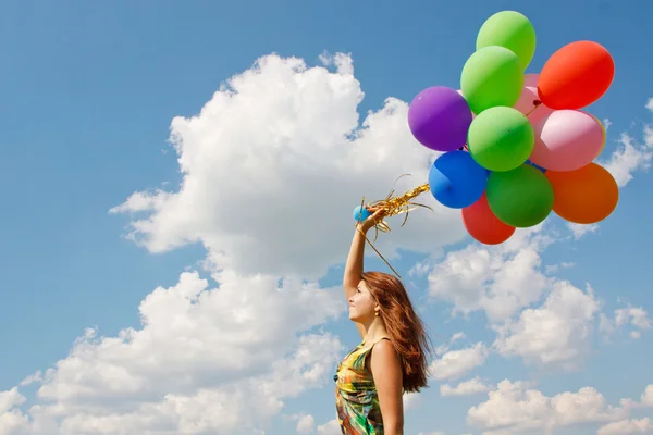 Glad ung kvinna och färgglada ballonger — Stockfoto