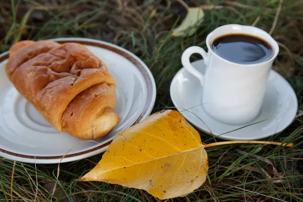 Escena de otoño. Café y croissant. hermoso día —  Fotos de Stock