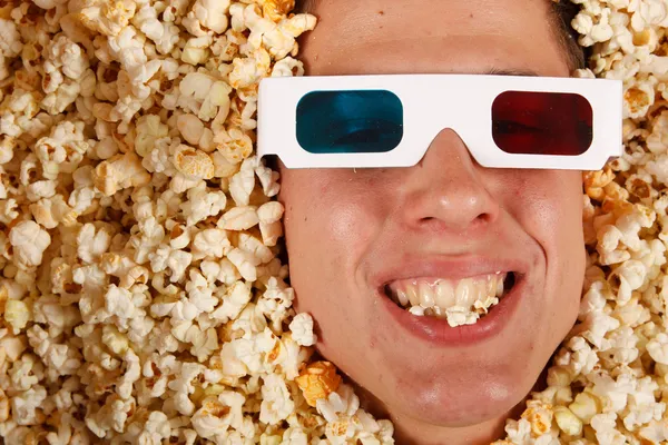 patlamış mısır genç adam