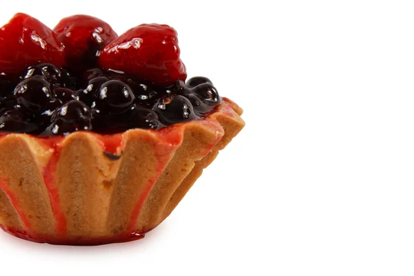 Süße Torte mit Früchten auf weißem Hintergrund — Stockfoto