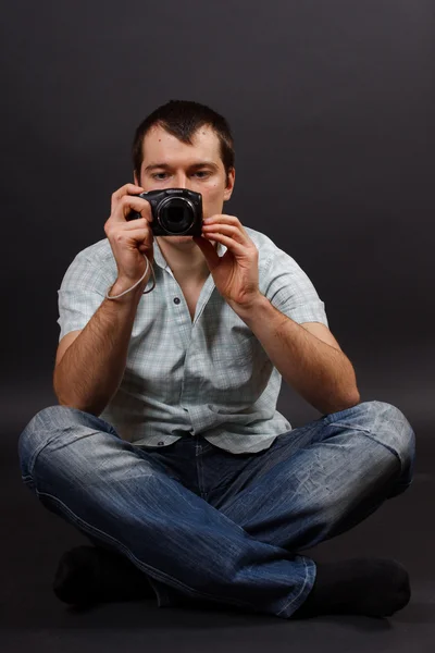 Мужчина с камерой — стоковое фото