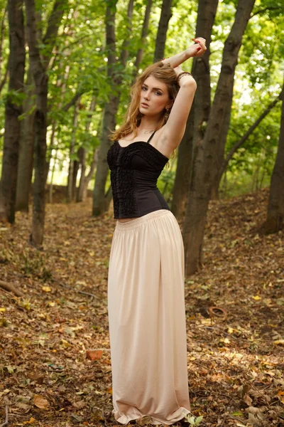 Hermosa chica en el bosque de otoño — Foto de Stock