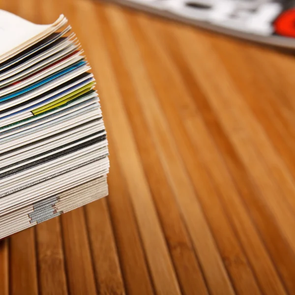 Carpetas de archivo en estantería o escritorio — Foto de stock