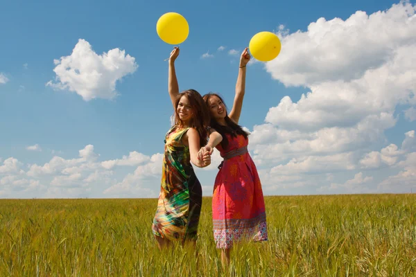 Mujeres jóvenes felices y globos de colores —  Fotos de Stock