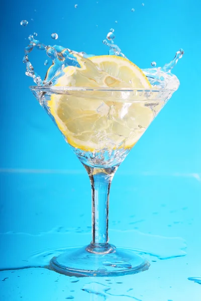 Eine Zitrone spritzt in einen Martini — Stockfoto
