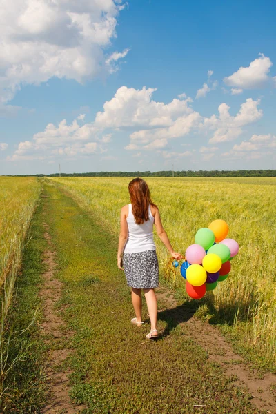 Felice giovane donna e palloncini colorati — Foto Stock