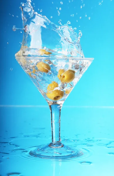 Eine Olive, die in einen Martini spritzt — Stockfoto