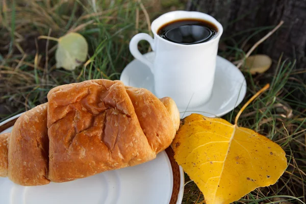 Őszi táj. Kávé és croissant-t tartalmaz. szép napot — Stock Fotó