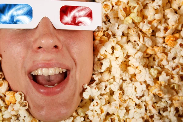 Jonge kerel in de popcorn Stockfoto