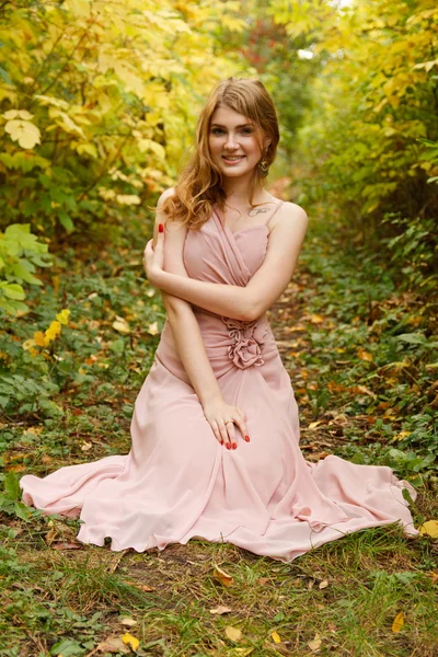 Mooi meisje in de herfst bos Stockfoto