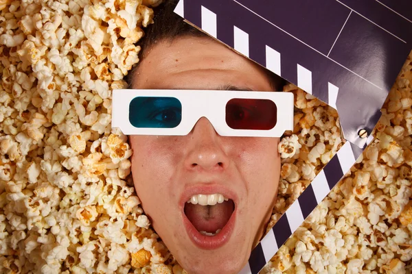 Jonge kerel in de popcorn Stockfoto