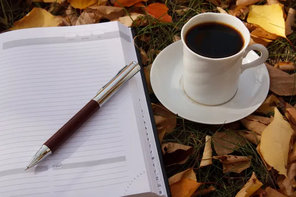 Herbstszene. Kaffeetasse und Bücher Stockfoto