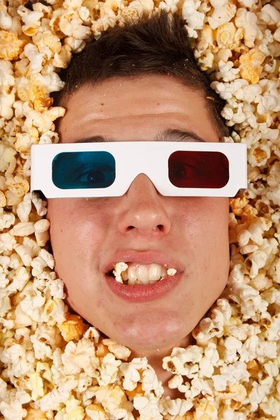 Jonge kerel in de popcorn Rechtenvrije Stockfoto's