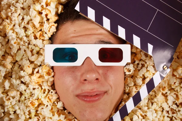 Jonge kerel in de popcorn Rechtenvrije Stockfoto's