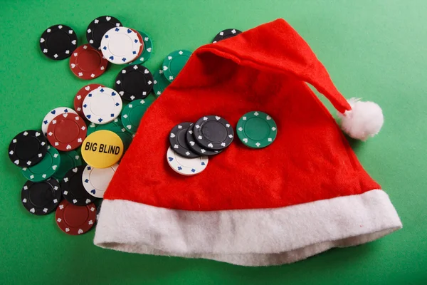 카지노 도박 칩과 산타 클로스의 모자 — 스톡 사진