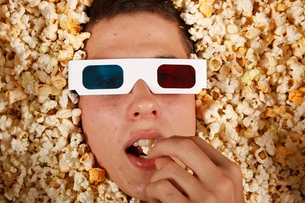 Jonge kerel in de popcorn Stockafbeelding