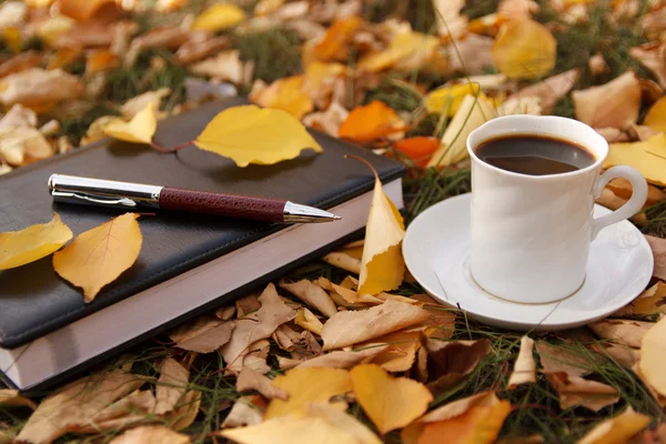 Herfst scène. Koffiekopje en boeken Rechtenvrije Stockafbeeldingen