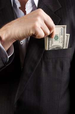 takım elbise cebinde Kazanılan para ile işadamı