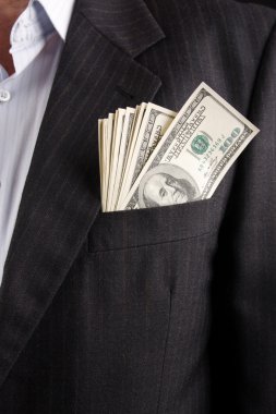 takım elbise cebinde Kazanılan para ile işadamı
