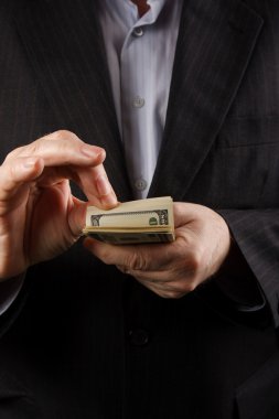 işadamı parayı elinde tutar.