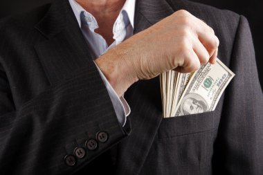 takım elbise cebinde Kazanılan para ile işadamı