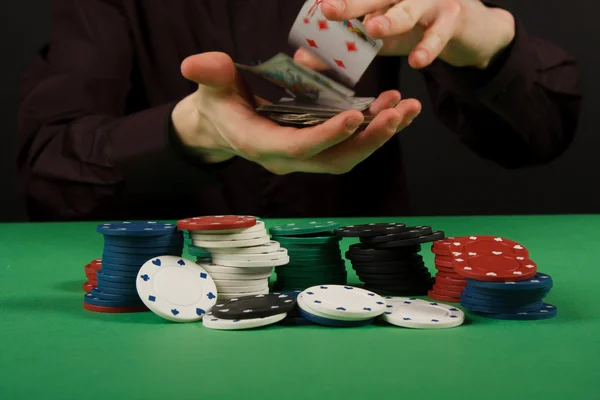 Бизнесмен играет в покер — стоковое фото