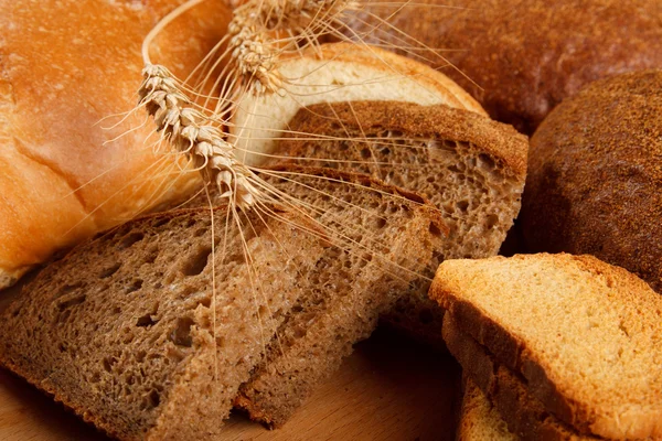 Bread on wood table — Stock Photo, Image