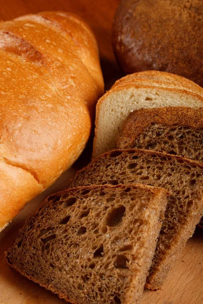 Brot auf Holztisch — Stockfoto