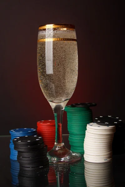 Chips di poker e un bicchiere con acqua . — Foto Stock