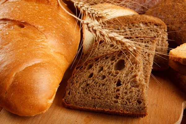 Chléb na dřevěný stůl — Stock fotografie