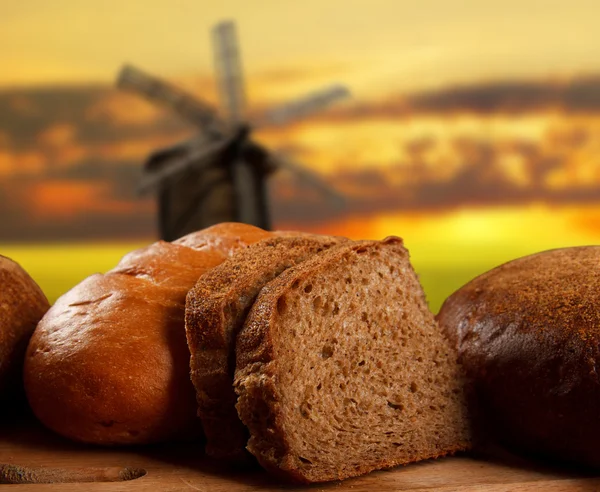 나무 식탁 위에 놓인 신선 한 빵 — 스톡 사진