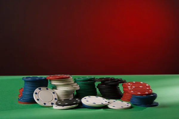 Färgglada pokermarker — Stockfoto