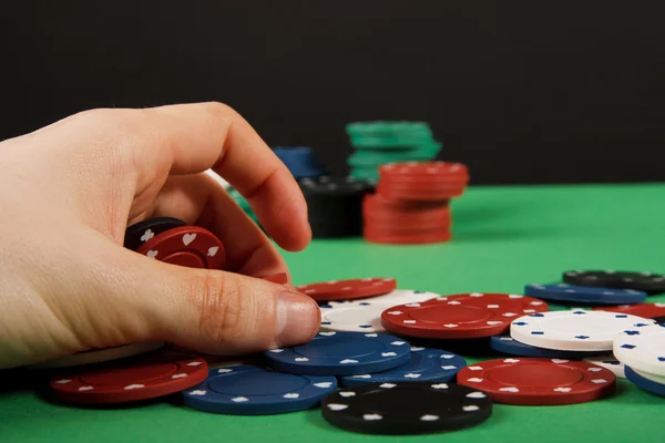 Uomo d'affari che gioca a poker — Foto Stock