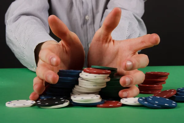 Homme d'affaires jouant au poker — Photo