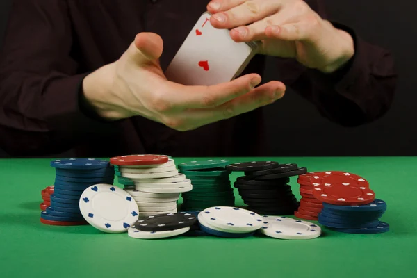 Affärsman spela poker — Stockfoto