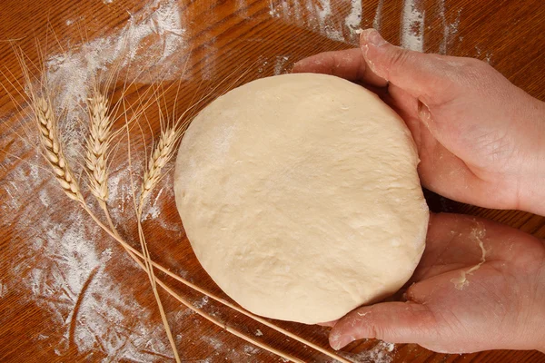 Brot auf Holztisch — Stockfoto