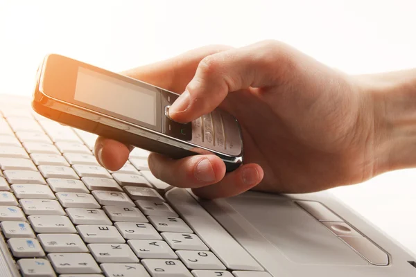 Homem enviando ou lendo sms em seu telefone móvel — Fotografia de Stock