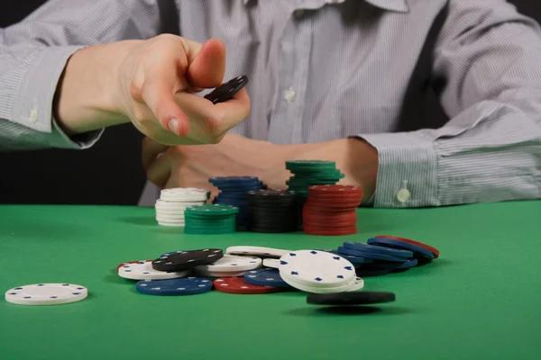 Biznesmen gry w pokera — Zdjęcie stockowe